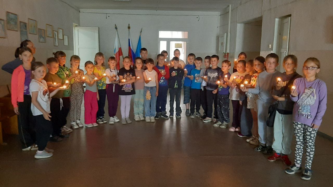 УЧАЩИЕСЯ ЗАЖГЛИ СВЕЧУ ПАМЯТИ.