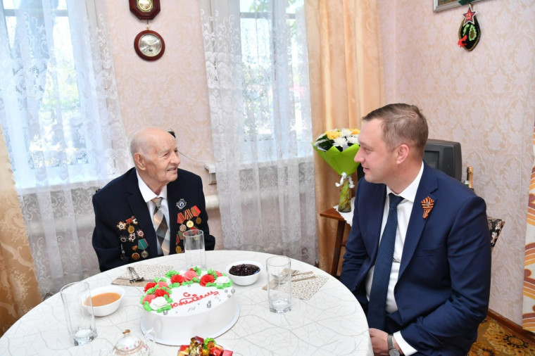 Поздравление со 100-летним юбилеем участника Великой Отечественной войны Александра Фёдоровича Карцева.